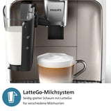 PHILIPS 2300 Serie Vollautomatische Espressomaschine - 4 Getränke, modernes Farb-Touchscreen-Display, LatteGo-Milchsystem, SilentBrew, Keramikmahlwerk, AquaClean-Filter. Weißes Chrom (EP2333/40)