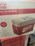 Coca-Cola MT48W Kühlbox mit Rollen passend für eine komplette Getränkekiste / Bierkiste, thermo-elektrisch, 48 Liter, 12 V und 230 V für Auto, Lkw, Boot, Wohnmobil und Steckdose